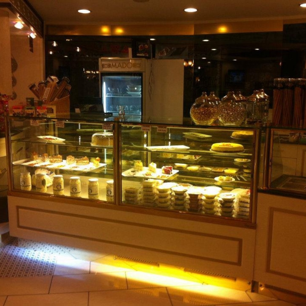 Sütlü tatlı teşhir reyonu